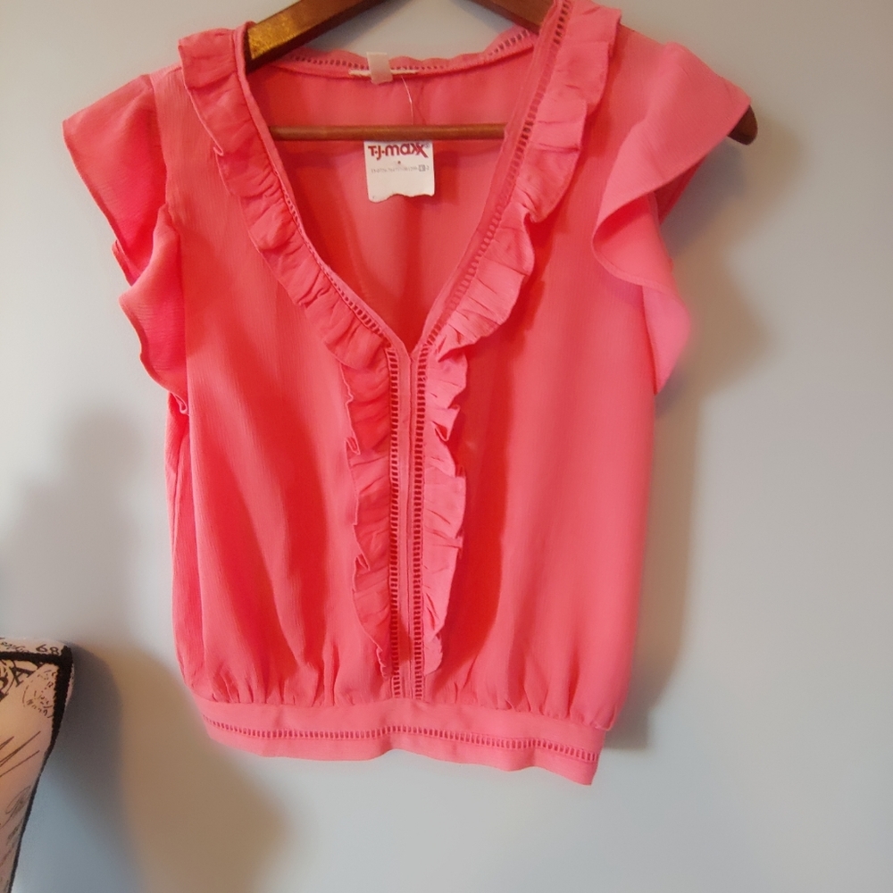NWT E Hanger M Ruffled Neck Line Top.